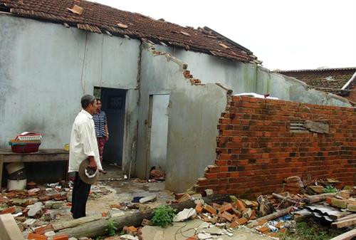 Nhà bị hư hỏng nặng do bão khiến nhiều hộ tái nghèo. Ảnh: Nguyên Lý-TTXVN Nhà bị hư hỏng nặng do bão khiến nhiều hộ tái nghèo. Ảnh: Nguyên Lý-TTXVN