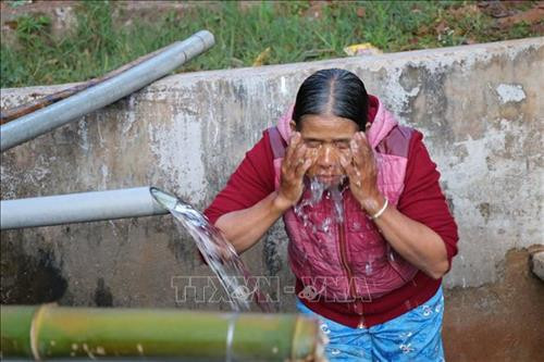 Già làng, đàn ông dựng cây Nêu trong lễ cúng Bến nước. Ảnh: Hồng Điệp - TTXVN Tại Bến nước làng Khưn, phường Trà Bá, thành phố Pleiku, bà con trong làng tập trung lấy nước vào mỗi buổi sáng. Ảnh: Hồng Điệp - TTXVN Phụ nữ tập trung tắm giặt sau một ngày lao động. Ảnh: Hồng Điệp - TTXVN Sáng sớm, người dân tập trung về Bến nước để vệ sinh cá nhân, rồi gùi nước về nhà dùng. Ảnh: Hồng Điệp - TTXVN Già làng, đàn ông dựng cây Nêu trong lễ cúng Bến nước. Ảnh: Hồng Điệp - TTXVN Tại Bến nước làng Khưn, phường Trà Bá, thành phố Pleiku, bà con trong làng tập trung lấy nước vào mỗi buổi sáng. Ảnh: Hồng Điệp - TTXVN Phụ nữ tập trung tắm giặt sau một ngày lao động. Ảnh: Hồng Điệp - TTXVN Sáng sớm, người dân tập trung về Bến nước để vệ sinh cá nhân, rồi gùi nước về nhà dùng. Ảnh: Hồng Điệp - TTXVN