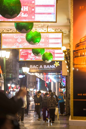 Hè phố Tràng Tiền được trang trí lộng lẫy đón Giáng sinh. Hè phố Tràng Tiền được trang trí lộng lẫy đón Giáng sinh.