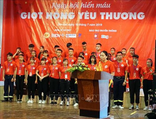 Bác sỹ Nguyễn Khánh Huyền phát biểu tại Ngày hội hiến máu "Giọt hồng yêu thương". Ảnh: Diệp Anh – TTXVN