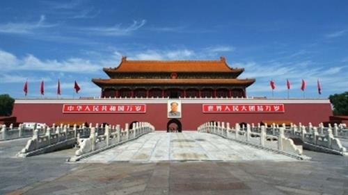 Thiên An Môn là quảng trường lớn nằm ở trung tâm Thủ đô Bắc Kinh, Trung Quốc. Tên của nơi này có nghĩa là “cánh cổng thiên đường bình an”, được đặt theo tên cổng phía bắc của Tử Cấm Thành, được xây dựng năm 1417 dưới thời nhà Minh. Ảnh: Bayubuanatravel. Đây là nơi tập trung nhiều công trình kiến trúc có ý nghĩa lịch sử, văn hóa như tháp Thiên An Môn, đài tưởng niệm anh hùng nhân dân, hội trường Nhân dân, lăng Mao Trạch Đông. Ảnh: Sonnyphotos. Phía bắc của quảng trường là tháp Thiên An Môn, dài 66 m, rộng 37 m và cao 32 m. Ban đầu, tháp là công trình bằng gỗ cao 3 tầng, là nơi tổ chức lễ đăng cơ của hoàng đế. Ảnh: Kasperskycontenthub. Sau nhiều lần bị phá hủy vì chiến tranh, hỏa hoạn, tháp được xây dựng lại vào năm 1970 và giữ nguyên kiến trúc đến nay. Ảnh: Grahamdigital. 5 cây cầu bằng đá cẩm thạch trắng là lối đi vào 5 cổng vòm ở tháp Thiên An Môn. Cây cầu lớn nhất nằm ở giữa dành cho nhà vua, 4 cầu còn lại đi vào 4 cổng nhỏ hơn dành cho các quan đại thần. Cho đến năm 1911, khi triều đại phong kiến cuối cùng kết thúc, chỉ hoàng gia và các quan đại thần mới được phép vào trong tháp. Ảnh: wallpaperweb. Ở phía trước tháp đặt hai cột đá, mỗi cột cao 10m, nặng 10 tấn, chạm khắc hình rồng và nhiều tượng đá sư tử. Sư tử được đặt trước cổng tháp với ý nghĩa trừ tà ma. Ảnh: Sonnyphotos. Đài tưởng niệm anh hùng nhân dân cao 37,94 m, nằm ở trung tâm của quảng trường Thiên An Môn, được xây dựng bằng đá granit vào năm 1952, khắc tên những anh hùng có công trong lịch sử Trung Quốc. Ảnh: Panoramio. Phía tây quảng trường là hội trường Nhân dân, được xây dựng năm 1959, là địa điểm tổ chức các cuộc họp Quốc hội Trung Quốc và các hoạt động chính trị, ngoại giao khác. Ảnh: Panoramio. Là một địa điểm công cộng thu hút đông người, khắp nơi trong Quảng trường Thiên An Môn đều gắn máy quay an ninh và có cảnh sát đứng gác. Ảnh: Sonnyphotos. Lăng Chủ tịch Mao Trạch Đông nằm ở phía nam quảng trường. Theo quy định, khi vào thăm lăng, du khách cần cởi bỏ mũ, túi xách, để điện thoại di động, các thiết bị ghi âm chụp hình bên ngoài. Ảnh: Thebeijinger. Một địa điểm hấp dẫn du khách khác ở quảng trường Thiên An Môn là bảo tàng Quốc gia Trung Quốc. Bảo tàng được khánh thành năm 2003, là sự kết hợp của bảo tàng Lịch sử và bảo tàng Cách mạng Trung Quốc. Bên trong trưng bày hàng nghìn vật thể, hình ảnh, sách và mô hình thể hiện cho sự phát triển lịch sử của quốc gia này. Ảnh: Sonnyphotos. Với tổng diện tích lên đến 440.000 m2, quảng trường Thiên An Môn được đánh giá là một trong những quảng trường lớn nhất thế giới. Sự hấp dẫn của nó không đến từ quy mô hay kiến trúc mà đến từ bề dày lịch sử 600 năm cùng các công trình có ý nghĩa văn hóa lịch sử xung quanh. Ảnh: Staticflickr. Quảng trường là nơi diễn ra nhiều dấu mốc lịch sử quan trọng của Trung Quốc. Ngày nay, đây cũng là nơi tổ chức nhiều sự kiện văn hóa chính trị lớn. Mỗi ngày, quảng trường đón nhận hàng nghìn lượt du khách đến thăm và tìm hiểu lịch sử. Ảnh: KMBU. Cùng với Tử Cấm Thành, quảng trường Thiên An Môn là địa điểm mà bạn không nên bỏ lỡ nếu đến du lịch Trung Quốc. Ảnh: Staticflickr.