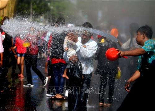 Biểu diễn các điệu múa truyền thống trong Tết té nước Thingyan ở Yangon, Myanmar, ngày 13/4. Ảnh: THX/TTXVN Người dân Myanmar đón Tết té nước Thingyan ở Yangon, ngày 13/4. Ảnh: THX/TTXVN Biểu diễn các điệu múa truyền thống trong Tết té nước Thingyan ở Yangon, Myanmar, ngày 13/4. Ảnh: THX/TTXVN Người dân Myanmar đón Tết té nước Thingyan ở Yangon, ngày 13/4. Ảnh: THX/TTXVN