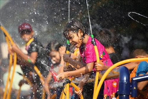 Biểu diễn các điệu múa truyền thống trong Tết té nước Thingyan ở Yangon, Myanmar, ngày 13/4. Ảnh: THX/TTXVN Người dân Myanmar đón Tết té nước Thingyan ở Yangon, ngày 13/4. Ảnh: THX/TTXVN Biểu diễn các điệu múa truyền thống trong Tết té nước Thingyan ở Yangon, Myanmar, ngày 13/4. Ảnh: THX/TTXVN Người dân Myanmar đón Tết té nước Thingyan ở Yangon, ngày 13/4. Ảnh: THX/TTXVN