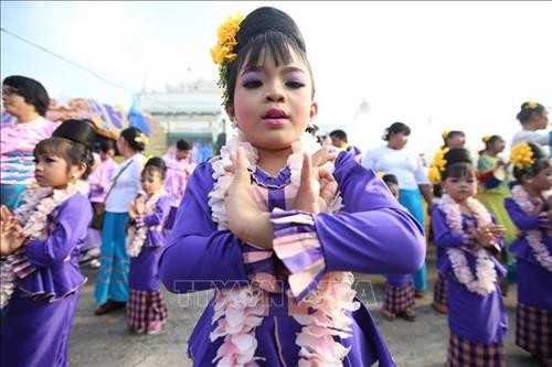 Biểu diễn các điệu múa truyền thống trong Tết té nước Thingyan ở Yangon, Myanmar, ngày 13/4. Ảnh: THX/TTXVN Người dân Myanmar đón Tết té nước Thingyan ở Yangon, ngày 13/4. Ảnh: THX/TTXVN Biểu diễn các điệu múa truyền thống trong Tết té nước Thingyan ở Yangon, Myanmar, ngày 13/4. Ảnh: THX/TTXVN Người dân Myanmar đón Tết té nước Thingyan ở Yangon, ngày 13/4. Ảnh: THX/TTXVN