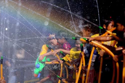 Biểu diễn các điệu múa truyền thống trong Tết té nước Thingyan ở Yangon, Myanmar, ngày 13/4. Ảnh: THX/TTXVN Người dân Myanmar đón Tết té nước Thingyan ở Yangon, ngày 13/4. Ảnh: THX/TTXVN Biểu diễn các điệu múa truyền thống trong Tết té nước Thingyan ở Yangon, Myanmar, ngày 13/4. Ảnh: THX/TTXVN Người dân Myanmar đón Tết té nước Thingyan ở Yangon, ngày 13/4. Ảnh: THX/TTXVN