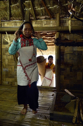 Chủ nhân của ngôi nhà mang đồ đạc vật dụng vào nhà mới.