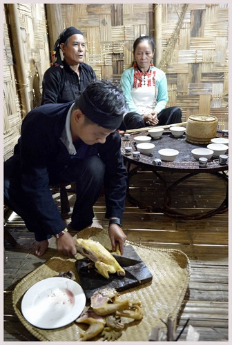 Thành viên trong gia đình chuẩn bị bữa ăn mừng nhà mới