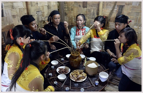 Thành viên trong gia đình ăn mừng nhà mới