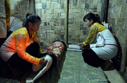 Thành viên trong gia đình sắp xếp nơi ngủ của mình