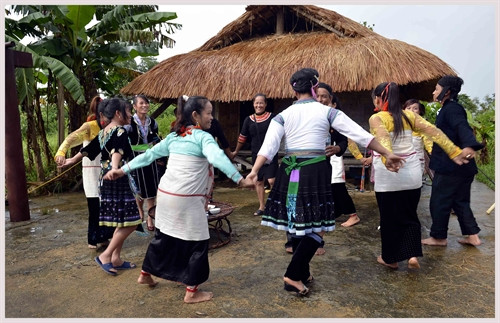 Sau nghi lễ trong nhà, gia chủ có mâm cơm mời hàng xóm và tổ chức nhẩy múa ăn mừng nhà mới