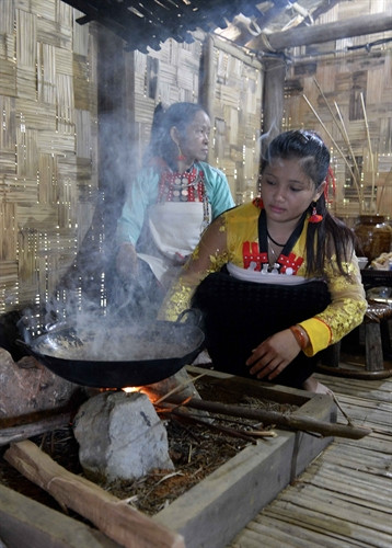 Bếp được nổi lửa để chuẩn bị cho bữa ăn mừng nhà mới