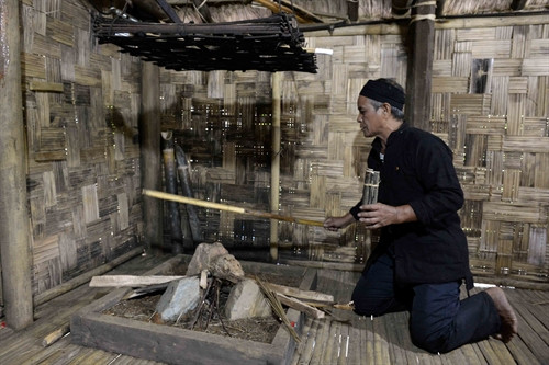 Trước khi dọn vào nhà mới, chủ nhà làm nghi lễ đuổi tà ma cho ngôi nhà.