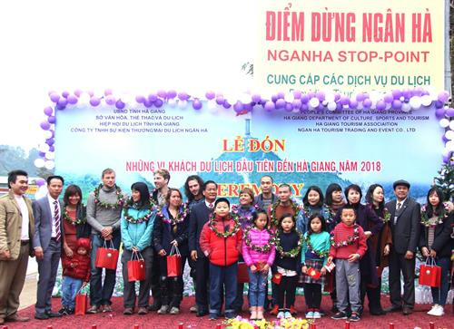 Lãnh đạo Sở Văn hóa, Thể thao và Du lịch Hà Giang trao tặng quà lưu niệm cho những vị khách du lịch quốc tế đầu tiên đến với Hà Giang năm 2018. Ảnh: Văn Long-TTXVN phát. Lãnh đạo Sở Văn hóa, Thể thao và Du lịch Hà Giang trao tặng quà lưu niệm cho những vị khách du lịch quốc tế đầu tiên đến với Hà Giang năm 2018. Ảnh: Văn Long-TTXVN phát.