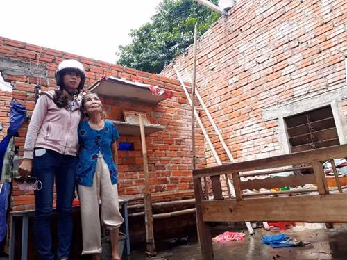 Ngôi nhà của bà Nguyễn Thị Thuận ở thôn Thắng Đông (xã Quế An, Quế Sơn) bị tốc mái hoàn toàn. Ảnh: baoquangnam.vn Ngôi nhà của bà Nguyễn Thị Thuận ở thôn Thắng Đông (xã Quế An, Quế Sơn) bị tốc mái hoàn toàn. Ảnh: baoquangnam.vn