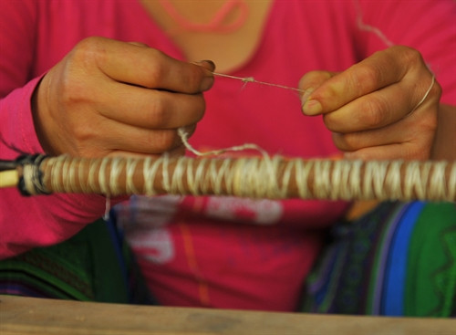 Trước khi xe sợi người phụ nữ phải nối từng đoạn lanh lại với nhau, công việc đòi hỏi sự khéo léo và tỷ mẩn.