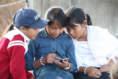 Sự tiếp cận với các phương tiện truyền thông hiện đại giúp các em thiếu niên dễ kết nối, dễ nảy sinh tình cảm là 1 trong những nguyên nhân dẫn đến tình trạng tảo hôn. Ảnh: Nam Sương - TTXVN