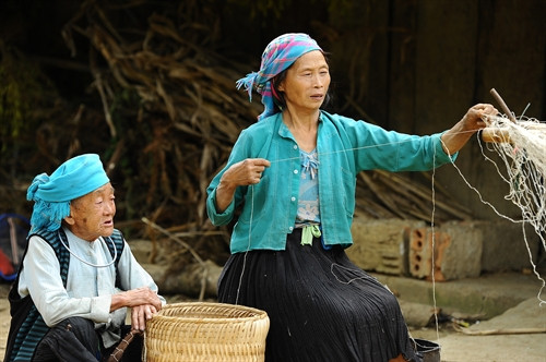 Nghề xe lanh, dệt vải của người Mông được truyền từ đời này sang đời khác.