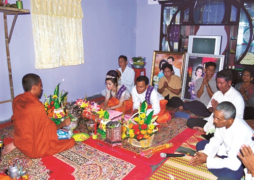 Làm phép chúc cô dâu chú rể hạnh phúc