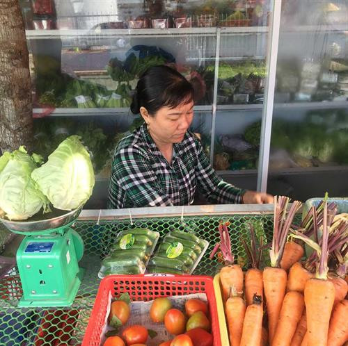 Điểm bán rau an toàn của Hợp tác xã Rau sạch hữu cơ Khôi Nguyên ở thị xã Kiến Tường. Nguồn: Báo Long An online