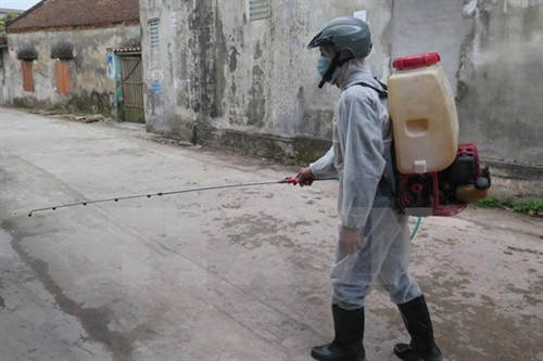 Nhân viên y tế phun thuốc khử trùng cho khu dân cư Thượng Đạt, Hải Dương - nơi có ca tử vong do não mô cầu. Ảnh: Mạnh Minh/TTXVN Nhân viên y tế phun thuốc khử trùng cho khu dân cư Thượng Đạt, Hải Dương - nơi có ca tử vong do não mô cầu. Ảnh: Mạnh Minh/TTXVN