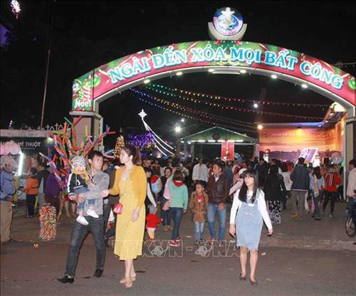 Rất đông người dân thành phố Buôn Ma Thuột đến tham quan, chụp ảnh lưu niệm tại Nhà thờ Chính tòa. Ảnh: Phạm Cường-TTXVN