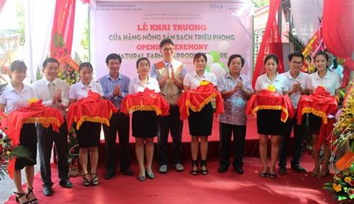 Cắt băng khai trương cửa hàng nông sản sạch Triệu Phong tại Đông Hà (Quảng Trị). Ảnh: nongnghiep.vn