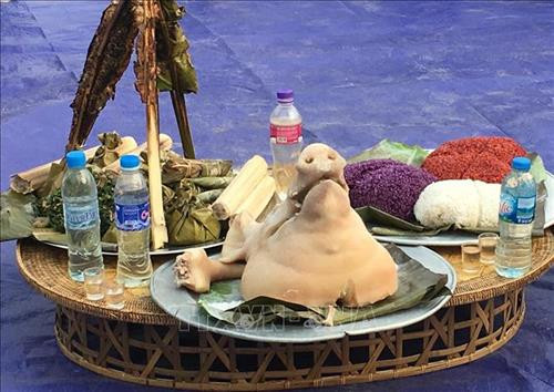 Lễ vật để cúng trong Lễ hội cầu mưa. Ảnh: Nguyễn Cường - TTXVN Lễ vật để cúng trong Lễ hội cầu mưa. Ảnh: Nguyễn Cường - TTXVN