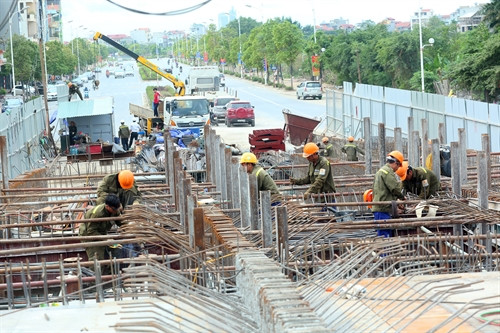 Thi công hạng mục kết cấu thép cầu vượt nút giao Cổ Linh - đường dẫn cầu Vĩnh Tuy. Ảnh: Huy Hùng – TTXVN