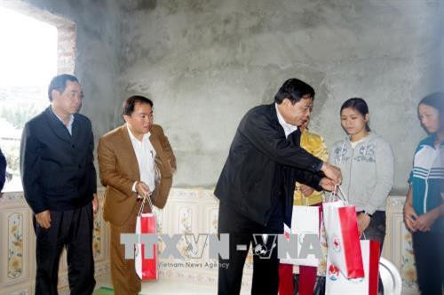 Đồng chí Nguyễn Xuân Cường, Bộ trưởng Bộ NN&PTNT đã thăm hỏi và tặng quà Tết cho 4 hộ gia đình có người thiệt mạng do thiên tai năm 2017 tại xóm Khanh, xã Phú Cường, huyện Tân Lạc (Hòa Bình). Ảnh: Vũ Hà-TTXVN