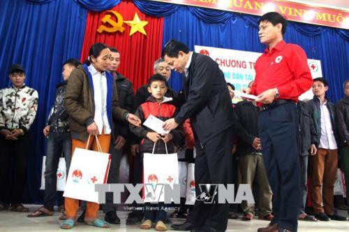 Thay mặt đoàn công tác của Ban Chỉ đạo Trung ương về Phòng chống thiên tai và Hội Chữ thập đỏ Việt Nam, đồng chí Nguyễn Xuân Cường, Bộ trưởng Bộ NN&PTNT trao tặng 41 suất quà Tết cho các hộ dân thuộc 2 huyện Tân Lạc và Mai Châu. Ảnh: Vũ Hà-TTXVN