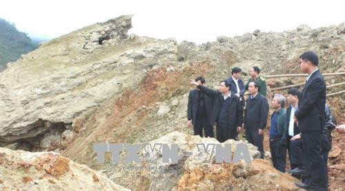 Đoàn công tác khảo sát thực địa khu vực sạt lở nghiêm trọng làm 18 người chết và mất tích tại xóm Khanh, xã Phú Cường, huyện Tân Lạc (Hòa Bình). Ảnh: Vũ Hà-TTXVN