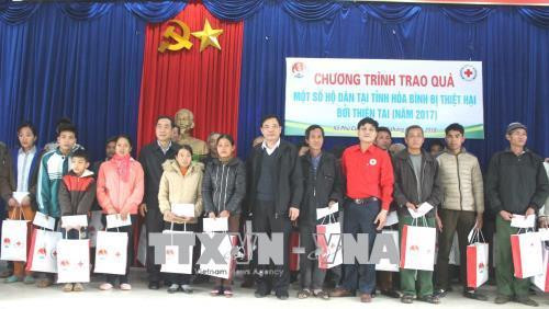 Ban Chỉ đạo Trung ương về Phòng chống thiên tai phối hợp với Hội Chữ thập đỏ Việt Nam trao tặng 41 suất quà Tết cho các hộ dân nghèo và ảnh hưởng bởi thiên tai năm 2017 tại huyện Tân Lạc và Mai Châu. Ảnh: Vũ Hà-TTXVN