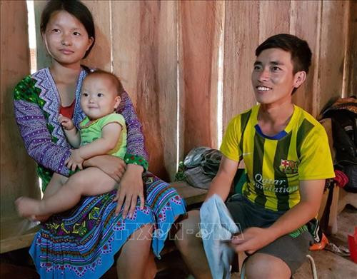 Một cặp gia đình chưa đủ tuổi đã kết hôn tại huyện biên giới Mường Lát, Thanh Hóa. Ảnh: Nguyễn Nam-TTXVN Một cặp gia đình chưa đủ tuổi đã kết hôn tại huyện biên giới Mường Lát, Thanh Hóa. Ảnh: Nguyễn Nam-TTXVN