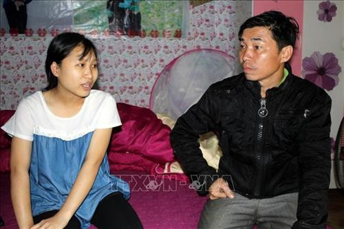 Cán bộ xã đến tuyên truyền, hướng dẫn kiến thức, kĩ năng y tế, kế hoạch hóa gia đình cho em Phạm Thị Hiền (sinh năm 2002, người Mường) trú tại đội 5, xã Ngọc Khê, huyện Ngọc Lặc. Ảnh: Nguyễn Nam-TTXVN Cán bộ xã đến tuyên truyền, hướng dẫn kiến thức, kĩ năng y tế, kế hoạch hóa gia đình cho em Phạm Thị Hiền (sinh năm 2002, người Mường) trú tại đội 5, xã Ngọc Khê, huyện Ngọc Lặc. Ảnh: Nguyễn Nam-TTXVN