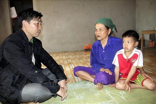 Bà Trương Thị Cầu, đội 5, xã Ngọc Khê, huyện Ngọc phải một mình nuôi cháu là Lê Văn Chương do bố mẹ đi làm ăn xa nhà. Ảnh: Nguyễn Nam-TTXVN Bà Trương Thị Cầu, đội 5, xã Ngọc Khê, huyện Ngọc phải một mình nuôi cháu là Lê Văn Chương do bố mẹ đi làm ăn xa nhà. Ảnh: Nguyễn Nam-TTXVN