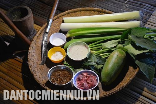 Nguyên liệu để nấu món canh bột lá yao. Ảnh: Hoài Thu