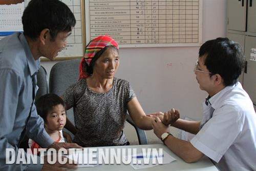 Chủ tịch Công đoàn Viện Sức khỏe Tâm thần - Bệnh viện Bạch Mai Đặng Thanh Tùng trao quà cho đồng bào dân tộc thiểu số nghèo ở xã Thu Lũm (Mường Tè). Ảnh: Hoàng Bách Ngày từ sáng sớm, đồng bào từ khắp các thôn bản đã tập trung tại Trạm y tế xã Thu Lũm, huyện Mường Tè để chờ các y, bác sĩ Viện Sức khỏe Tâm thần - Bệnh viện Bạch Mai khám sức khỏe, phát thuốc miễn phí. Ảnh: Hoàng Bách Đồng bào các dân tộc: Hà Nhì, Dao… ở xã Thu Lũm, huyện Mường Tè đã được các y, bác sĩ Viện Sức khỏe Tâm thần - Bệnh viện Bạch Mai khám sức khỏe tổng quát, tư vấn các kiến thức về tăng cường sức khỏe, phòng chống một số bệnh phổ biến. Ảnh: Hoàng Bách