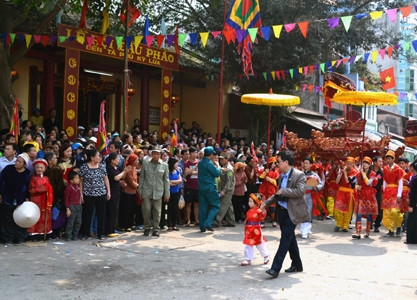 Nghi lễ rước kiệu trong lễ hội đầu pháo Kỳ Lừa luôn thu hút người dự hội