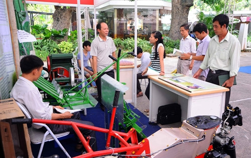 Khách thăm quan máy cấy lúa không dùng động cơ của ông Trần Đại Nghĩa ở xã Đông Hoàng, huyện Tiền Hải (Thái Bình). Ảnh: Quang Quyết-TTXVN Khách thăm quan máy cấy lúa không dùng động cơ của ông Trần Đại Nghĩa ở xã Đông Hoàng, huyện Tiền Hải (Thái Bình). Ảnh: Quang Quyết-TTXVN