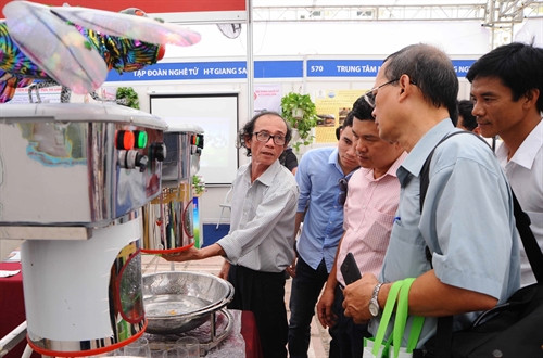 Ông Nguyễn Duy Linh ở phường 11, quận 3, TP.Hồ Chí Minh giới thiệu máy rửa cốc, chén bán tự động của với khách tham quan. Ảnh: Quang Quyết-TTXVN Ông Nguyễn Duy Linh ở phường 11, quận 3, TP.Hồ Chí Minh giới thiệu máy rửa cốc, chén bán tự động của với khách tham quan. Ảnh: Quang Quyết-TTXVN