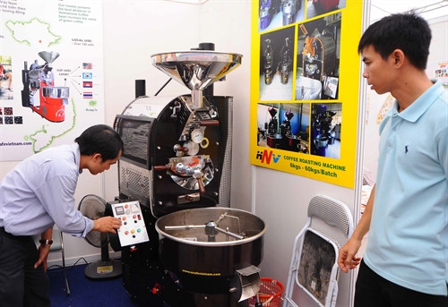 Khách thăm quan gian trưng bày máy rang cà phê tại chợ Công nghệ và thiết bị Quốc tế 2015. Ảnh: Quang Quyết-TTXVN Khách thăm quan gian trưng bày máy rang cà phê tại chợ Công nghệ và thiết bị Quốc tế 2015. Ảnh: Quang Quyết-TTXVN