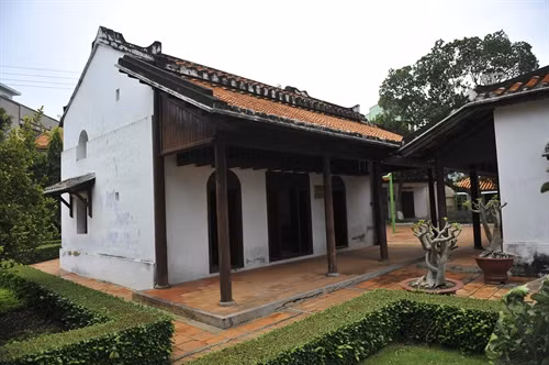 Ngọa du sào là ngôi nhà được xây dựng vào năm 1880 là nơi Bác Hồ ở khi dạy học ở đây.