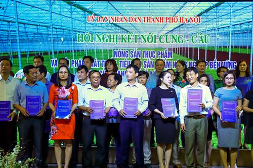 Tại Hội nghị đã diễn ra Lễ trao biên bản ghi nhớ hợp tác về khai thác, tiêu thụ sản phẩm nông sản, khai thác vùng nguyên liệu giữa các doanh nghiệp phân phối với 22 quận, huyện, thị xã trên địa bàn Thành phố Hà Nội. Tại Hội nghị đã diễn ra Lễ trao biên bản ghi nhớ hợp tác về khai thác, tiêu thụ sản phẩm nông sản, khai thác vùng nguyên liệu giữa các doanh nghiệp phân phối với 22 quận, huyện, thị xã trên địa bàn Thành phố Hà Nội.