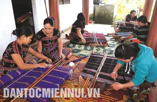 Nhiều hộ đồng bào dân tộc ở A Lưới có thu nhập ổn định nhờ tham gia phát triển nghề dệt Zèng truyền thống