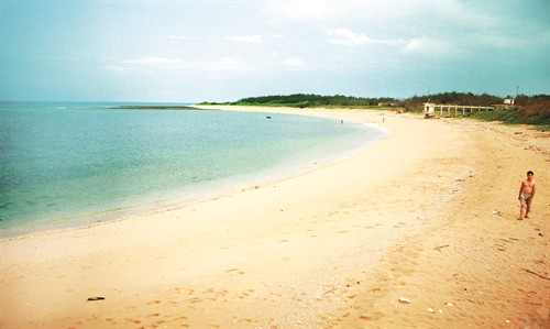 Bãi cát dài trắng mịn trên đảo Bạch Long Vĩ rất thuận lợi để phát triển du lịch