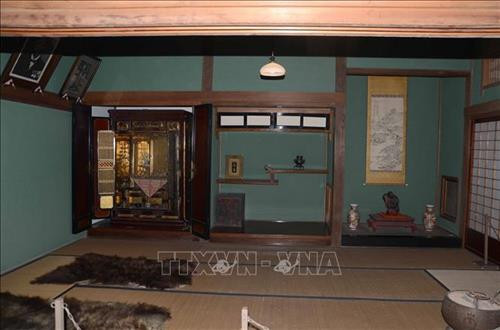 Đường đi, lối vào các ngôi nhà trong làng Kaitaku phủ đầy tuyết trắng. Ảnh: Thành Hữu - PV TTXVN tại Nhật Bản Tháp chuông của làng Kaitaku bên cạnh một ngôi nhà theo kiến trúc truyền thống Nhật Bản. Ảnh: Thành Hữu - PV TTXVN tại Nhật Bản Một quán mì Soba trong làng Kaitaku với thiết kế theo kiến trúc truyền thống Nhật Bản. Ảnh: Thành Hữu - PV TTXVN tại Nhật Bản Vào tháng 2, làng Kaitaku được bao phủ bởi lớp tuyết trắng. Ảnh: Thành Hữu - PV TTXVN tại Nhật Bản Một quán trà trong làng Kaitaku được bao phủ bởi tuyết trắng. Ảnh: Thành Hữu - PV TTXVN tại Nhật Bản Mái vòm và tường gỗ với các ô cửa trấn song dọc là kiểu kiến trúc tiêu biểu trong các ngôi đền của Nhật Bản. Ảnh: Thành Hữu - PV TTXVN tại Nhật Bản Bếp than hồng để sưởi ấm hoặc nướng đồ ăn là đặc trưng nổi bật của một ngôi nhà truyền thống tại Hokkaido. Ảnh: Thành Hữu - PV TTXVN tại Nhật Bản Bên trong một ngôi nhà truyền thống tại Hokkaido. Ảnh: Thành Hữu - PV TTXVN tại Nhật Bản Kiến trúc hiện đại phương Tây tại làng Kaitaku. Ảnh: Thành Hữu - PV TTXVN tại Nhật Bản Ngôi nhà theo phong cách truyền thống tại làng Kaitaku. Ảnh: Thành Hữu - PV TTXVN tại Nhật Bản Ngôi nhà thiết kế theo kiến trúc phương Tây trong làng Kaitaku. Ảnh: Thành Hữu - PV TTXVN tại Nhật Bản Nhà thờ Công giáo nhỏ tại làng Kaitaku. Ảnh: Thành Hữu - PV TTXVN tại Nhật Bản Đường trong làng Kaitaku phủ đầy tuyết trắng. Ảnh: Thành Hữu - PV TTXVN tại Nhật Bản Đường đi, lối vào các ngôi nhà trong làng Kaitaku phủ đầy tuyết trắng. Ảnh: Thành Hữu - PV TTXVN tại Nhật Bản Tháp chuông của làng Kaitaku bên cạnh một ngôi nhà theo kiến trúc truyền thống Nhật Bản. Ảnh: Thành Hữu - PV TTXVN tại Nhật Bản Một quán mì Soba trong làng Kaitaku với thiết kế theo kiến trúc truyền thống Nhật Bản. Ảnh: Thành Hữu - PV TTXVN tại Nhật Bản Vào tháng 2, làng Kaitaku được bao phủ bởi lớp tuyết trắng. Ảnh: Thành Hữu - PV TTXVN tại Nhật Bản Một quán trà trong làng Kaitaku được bao phủ bởi tuyết trắng. Ảnh: Thành Hữu - PV TTXVN tại Nhật Bản Mái vòm và tường gỗ với các ô cửa trấn song dọc là kiểu kiến trúc tiêu biểu trong các ngôi đền của Nhật Bản. Ảnh: Thành Hữu - PV TTXVN tại Nhật Bản Bếp than hồng để sưởi ấm hoặc nướng đồ ăn là đặc trưng nổi bật của một ngôi nhà truyền thống tại Hokkaido. Ảnh: Thành Hữu - PV TTXVN tại Nhật Bản Bên trong một ngôi nhà truyền thống tại Hokkaido. Ảnh: Thành Hữu - PV TTXVN tại Nhật Bản Kiến trúc hiện đại phương Tây tại làng Kaitaku. Ảnh: Thành Hữu - PV TTXVN tại Nhật Bản Ngôi nhà theo phong cách truyền thống tại làng Kaitaku. Ảnh: Thành Hữu - PV TTXVN tại Nhật Bản Ngôi nhà thiết kế theo kiến trúc phương Tây trong làng Kaitaku. Ảnh: Thành Hữu - PV TTXVN tại Nhật Bản Nhà thờ Công giáo nhỏ tại làng Kaitaku. Ảnh: Thành Hữu - PV TTXVN tại Nhật Bản Đường trong làng Kaitaku phủ đầy tuyết trắng. Ảnh: Thành Hữu - PV TTXVN tại Nhật Bản