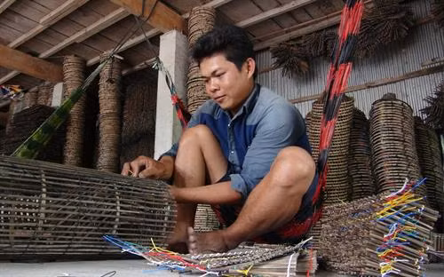 Đan lợp cua tại một hộ dân ở thị xã Hồng Ngự, tỉnh Đồng Tháp. Ảnh: Chương Đài - TTXVN