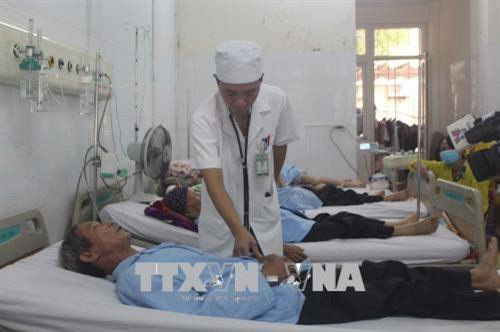 Nắng nóng khiến số người cao tuổi bị bệnh gia tăng do sức đề kháng kém. Ảnh: Khiếu Tư - TTXVN