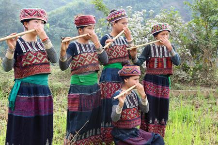 Các thiếu nữ Xa Phó trong trang phục truyền thống.