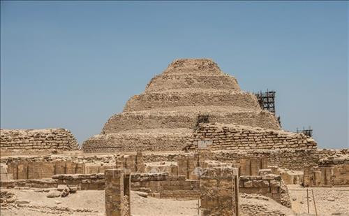 Kim tự tháp bậc thang Djoser tại thị trấn Saqqara, cách thủ đô Cairo của Ai Cập 35km về phía nam. Ảnh: AFP/ TTXVN Kim tự tháp bậc thang Djoser tại thị trấn Saqqara, cách thủ đô Cairo của Ai Cập 35km về phía nam. Ảnh: AFP/ TTXVN
